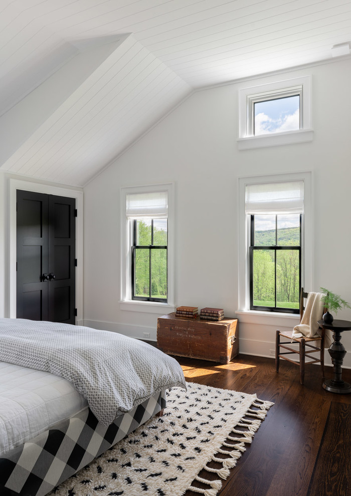 Foto de habitación de invitados de estilo de casa de campo grande con paredes blancas, suelo de madera oscura y suelo marrón
