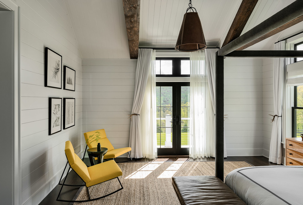 Imagen de dormitorio principal de estilo de casa de campo grande con paredes blancas, suelo de madera oscura y suelo marrón