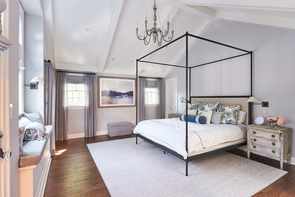ニューヨークにあるトランジショナルスタイルのおしゃれな寝室 (グレーの壁、濃色無垢フローリング、茶色い床、グレーとブラウン)