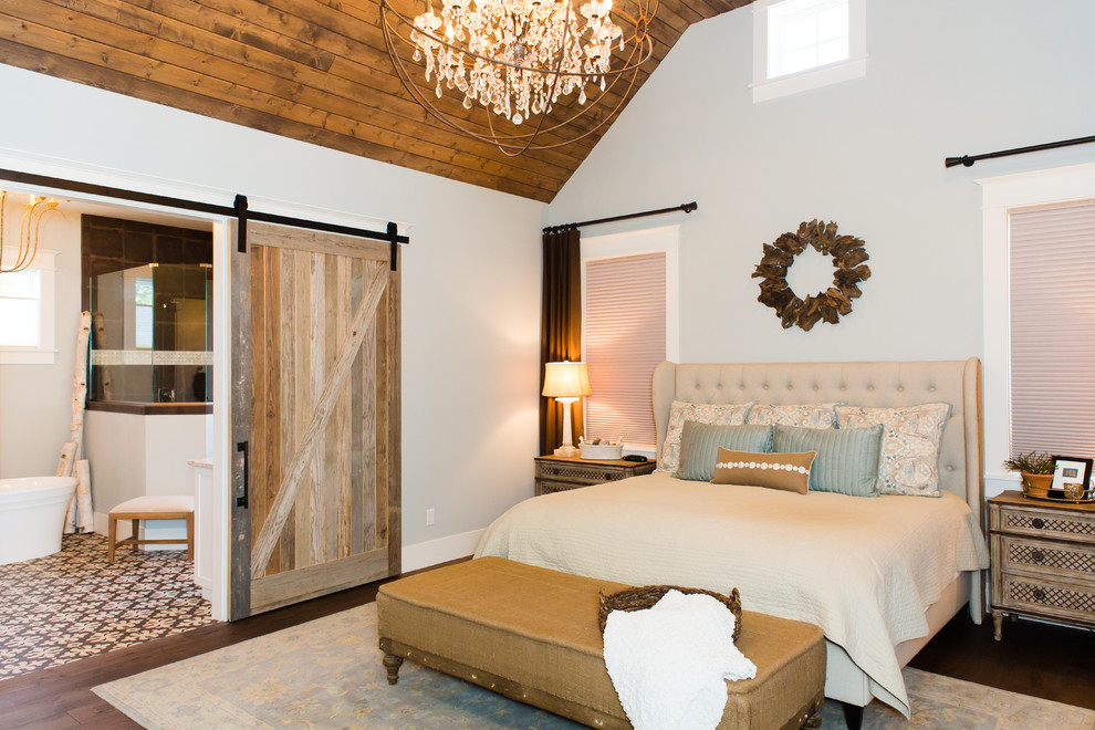 Mittelgroßes Landhaus Hauptschlafzimmer mit weißer Wandfarbe, dunklem Holzboden und braunem Boden in Portland