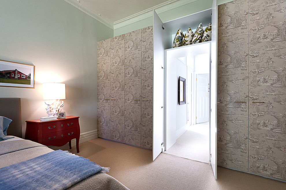 シドニーにあるトランジショナルスタイルのおしゃれな寝室のレイアウト