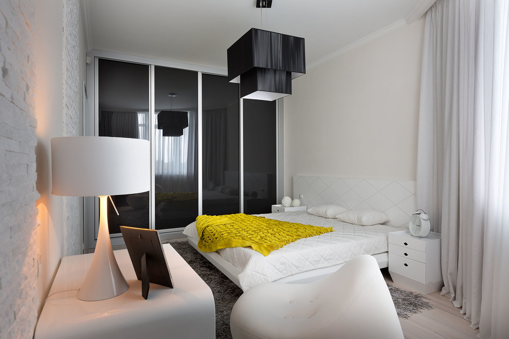 Идея дизайна: маленькая спальня в современном стиле с белыми стенами и светлым паркетным полом для на участке и в саду