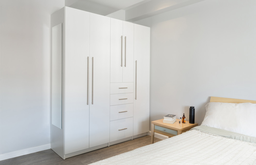 Идея дизайна: хозяйская спальня среднего размера в современном стиле с белыми стенами и паркетным полом среднего тона
