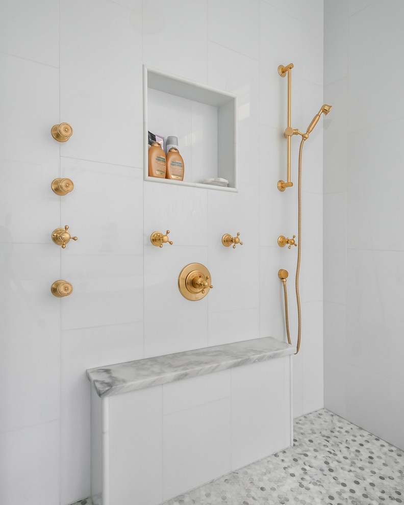 Diseño de cuarto de baño de estilo de casa de campo grande con paredes grises, suelo de baldosas de cerámica y suelo gris