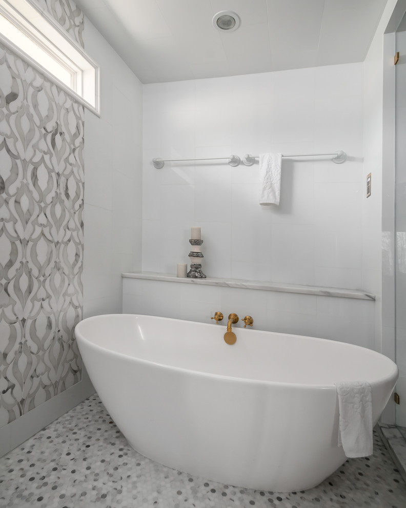 Ejemplo de cuarto de baño campestre grande con paredes grises, suelo de baldosas de cerámica y suelo gris