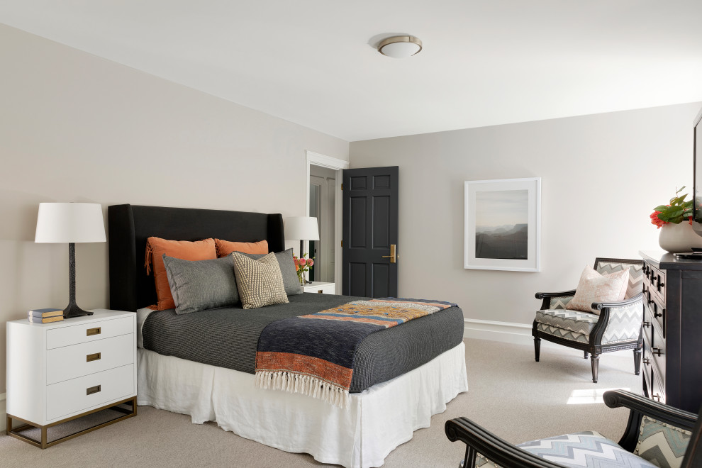 Пример оригинального дизайна: гостевая спальня (комната для гостей) в стиле неоклассика (современная классика) с ковровым покрытием