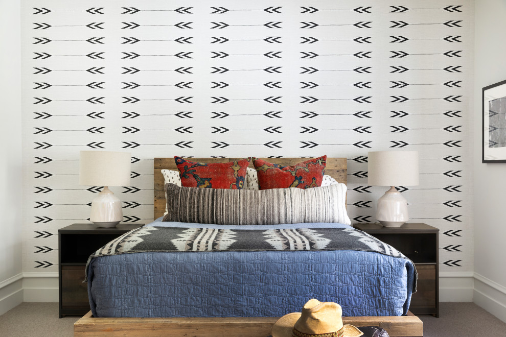 ミネアポリスにあるトランジショナルスタイルのおしゃれな寝室 (白い壁、カーペット敷き) のインテリア