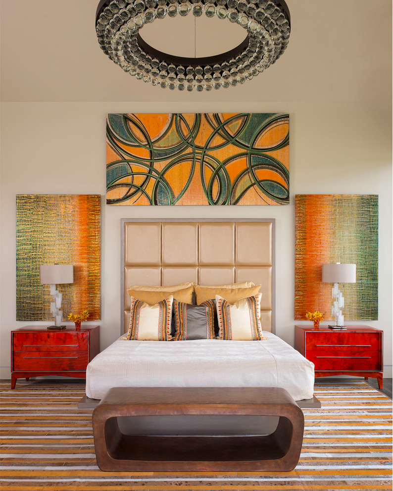 Mittelgroßes Modernes Hauptschlafzimmer ohne Kamin mit beiger Wandfarbe in Austin