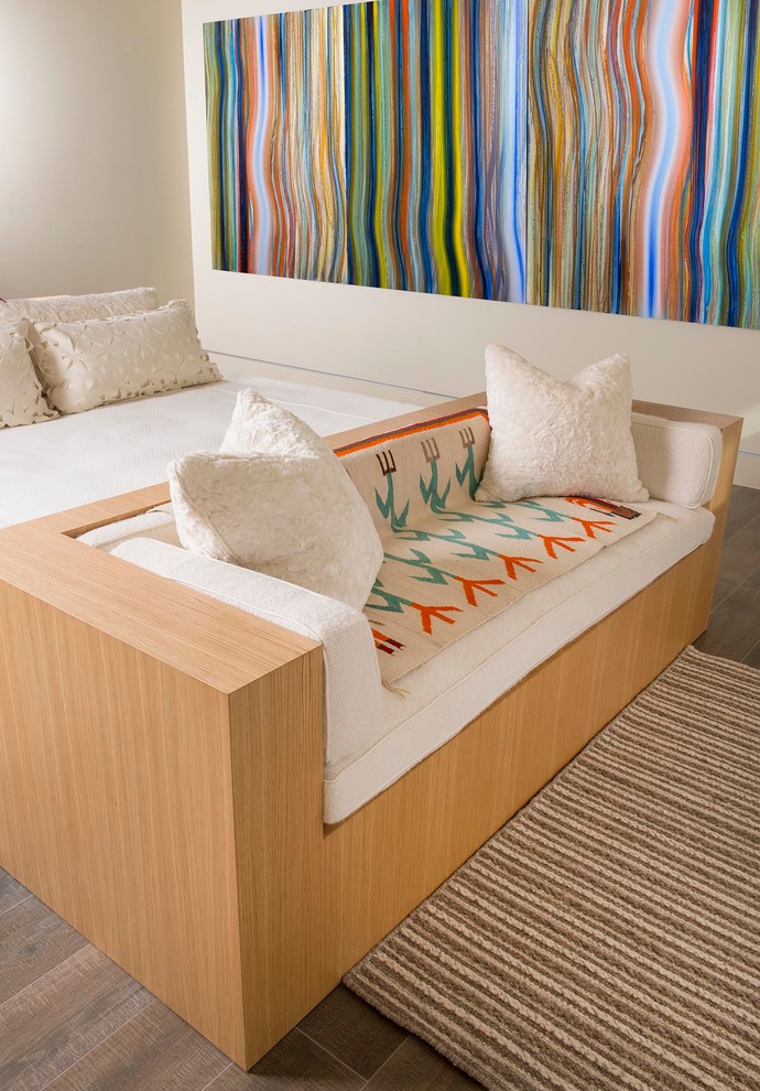 オースティンにある中くらいなミッドセンチュリースタイルのおしゃれな客用寝室 (ベージュの壁、磁器タイルの床、石材の暖炉まわり) のレイアウト