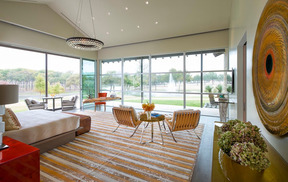 Mittelgroßes Retro Hauptschlafzimmer ohne Kamin mit beiger Wandfarbe und Porzellan-Bodenfliesen in Austin