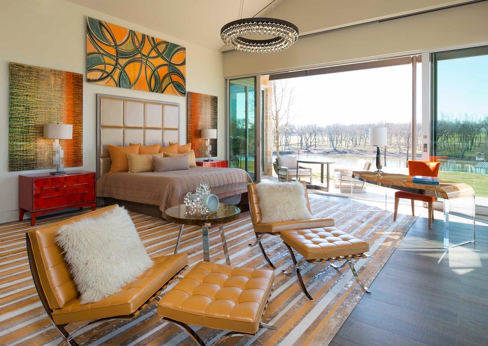 Geräumiges Retro Hauptschlafzimmer ohne Kamin mit beiger Wandfarbe, braunem Boden und Porzellan-Bodenfliesen in Dallas