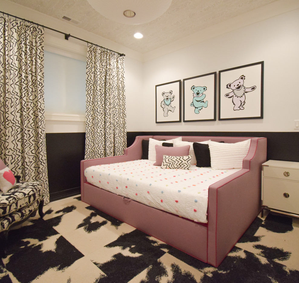 Ejemplo de dormitorio moderno de tamaño medio con paredes negras y papel pintado