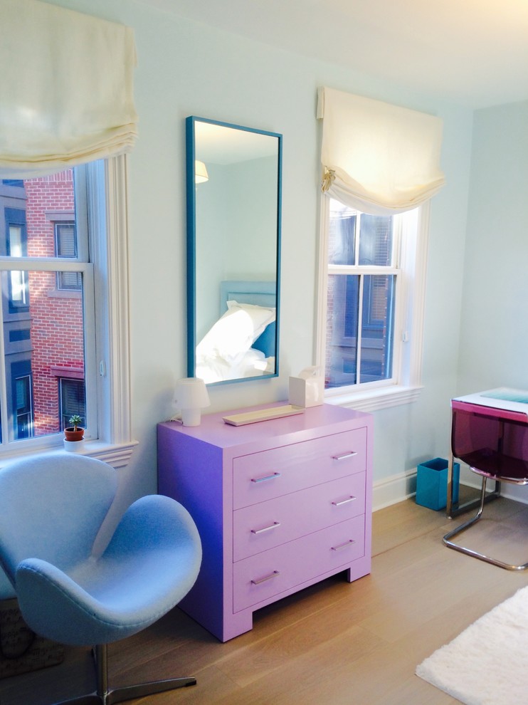 Ispirazione per una piccola camera da letto minimalista con pareti blu e parquet chiaro