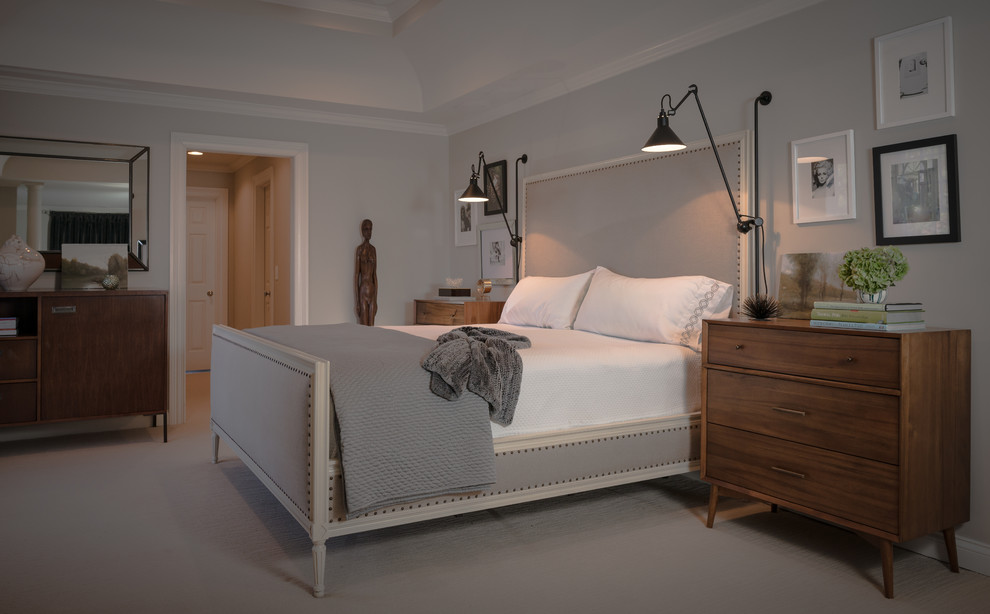 Пример оригинального дизайна: хозяйская спальня в стиле неоклассика (современная классика) с серыми стенами и ковровым покрытием