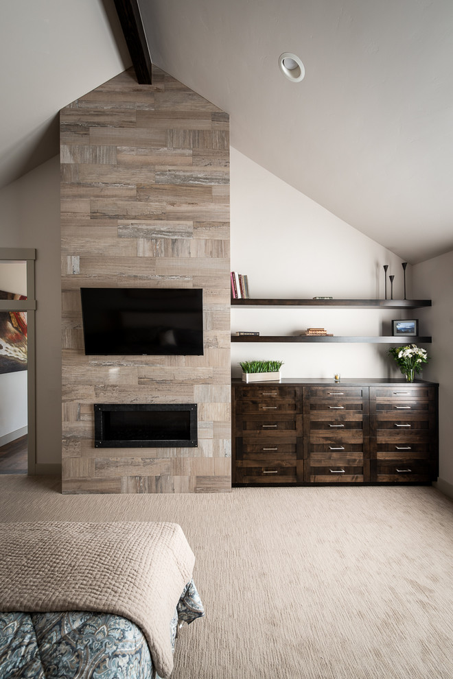 Diseño de dormitorio principal minimalista de tamaño medio con paredes beige, moqueta, chimenea lineal, marco de chimenea de baldosas y/o azulejos y suelo beige