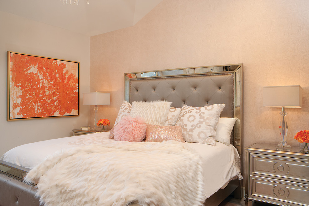 Diseño de dormitorio principal clásico renovado de tamaño medio sin chimenea con paredes beige