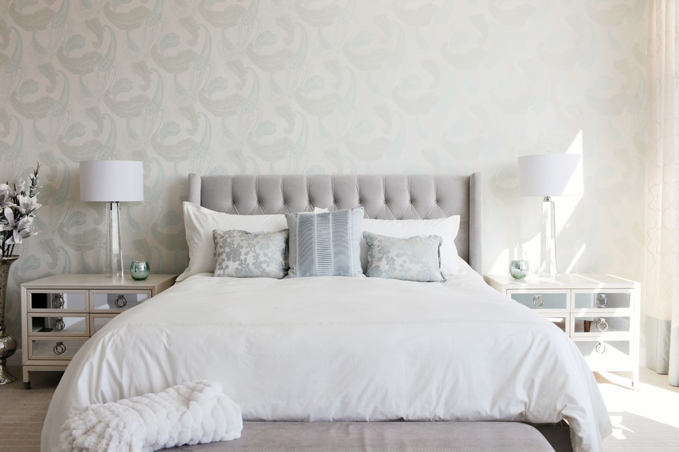 Идея дизайна: серо-белая спальня в стиле неоклассика (современная классика) без камина