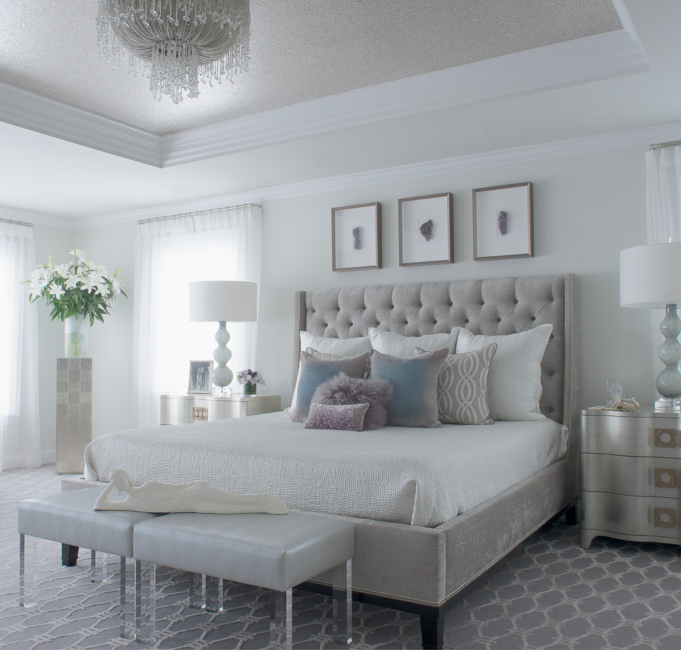 ニューヨークにあるトランジショナルスタイルのおしゃれな主寝室 (白い壁、照明、グレーとクリーム色) のレイアウト