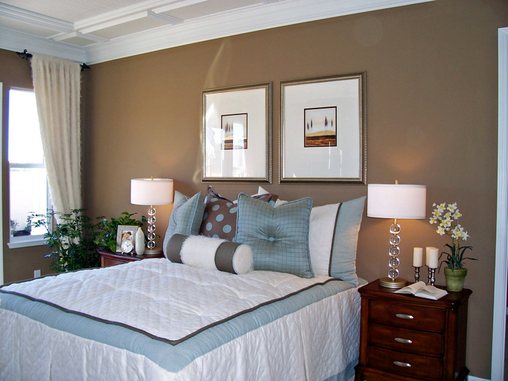 Diseño de dormitorio principal clásico renovado de tamaño medio con paredes marrones