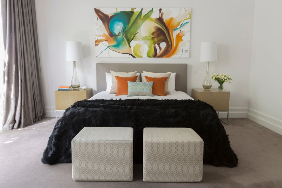 Imagen de dormitorio principal contemporáneo grande sin chimenea con paredes blancas, moqueta y suelo beige