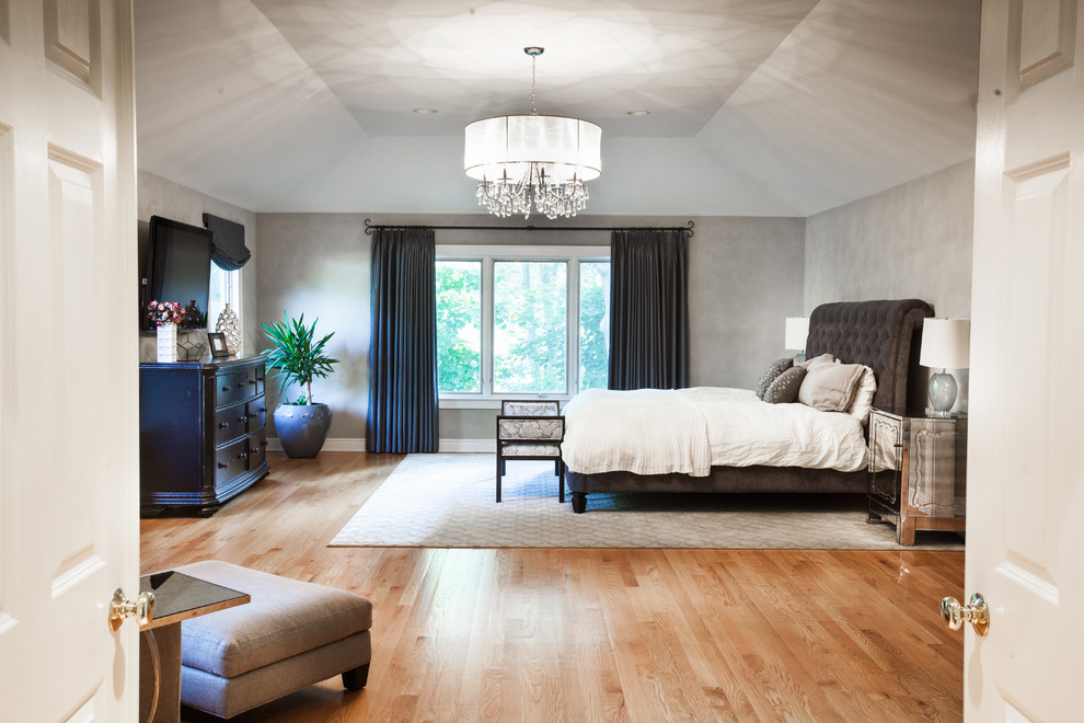 На фото: большая хозяйская спальня в стиле неоклассика (современная классика) с серыми стенами, паркетным полом среднего тона и бежевым полом