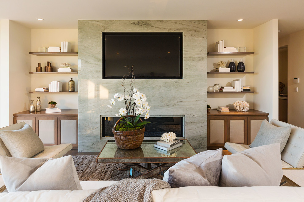 Großes Modernes Hauptschlafzimmer mit weißer Wandfarbe, braunem Holzboden, Gaskamin und Kaminumrandung aus Stein in Los Angeles