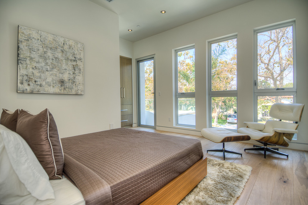 Großes Modernes Gästezimmer ohne Kamin mit weißer Wandfarbe und hellem Holzboden in Los Angeles