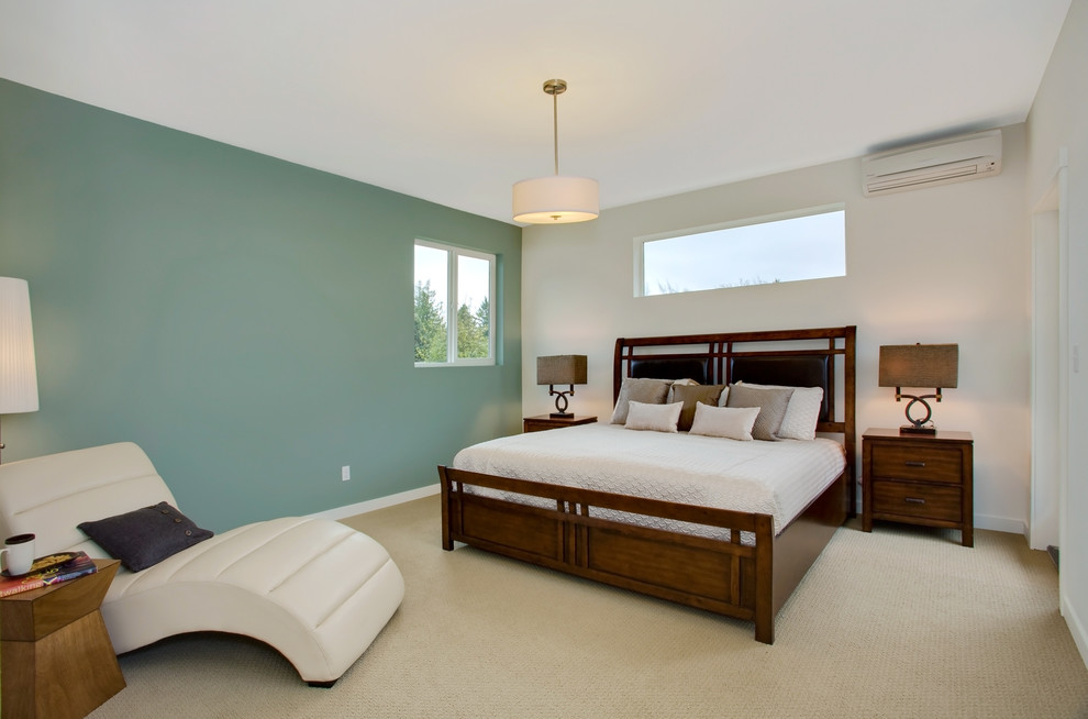 Идея дизайна: хозяйская спальня в современном стиле с синими стенами и ковровым покрытием без камина