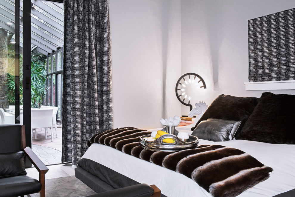 Свежая идея для дизайна: хозяйская спальня в современном стиле с белыми стенами - отличное фото интерьера
