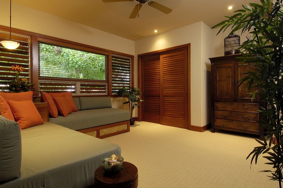 Example of an island style bedroom design in Hawaii
