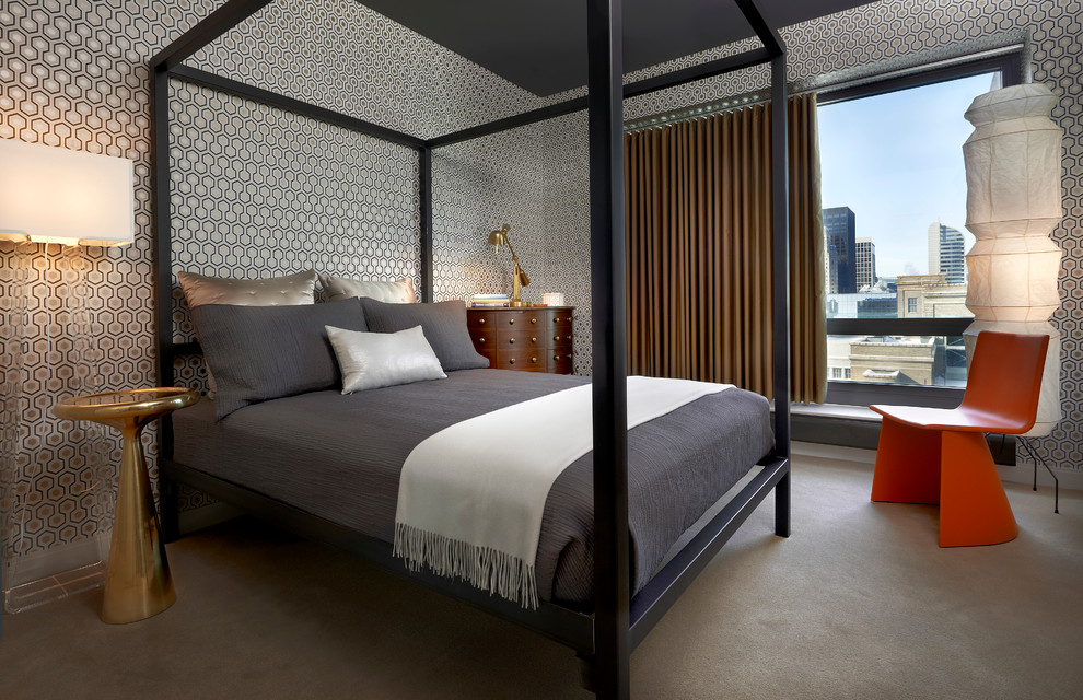 На фото: хозяйская спальня среднего размера в современном стиле с разноцветными стенами и ковровым покрытием без камина с