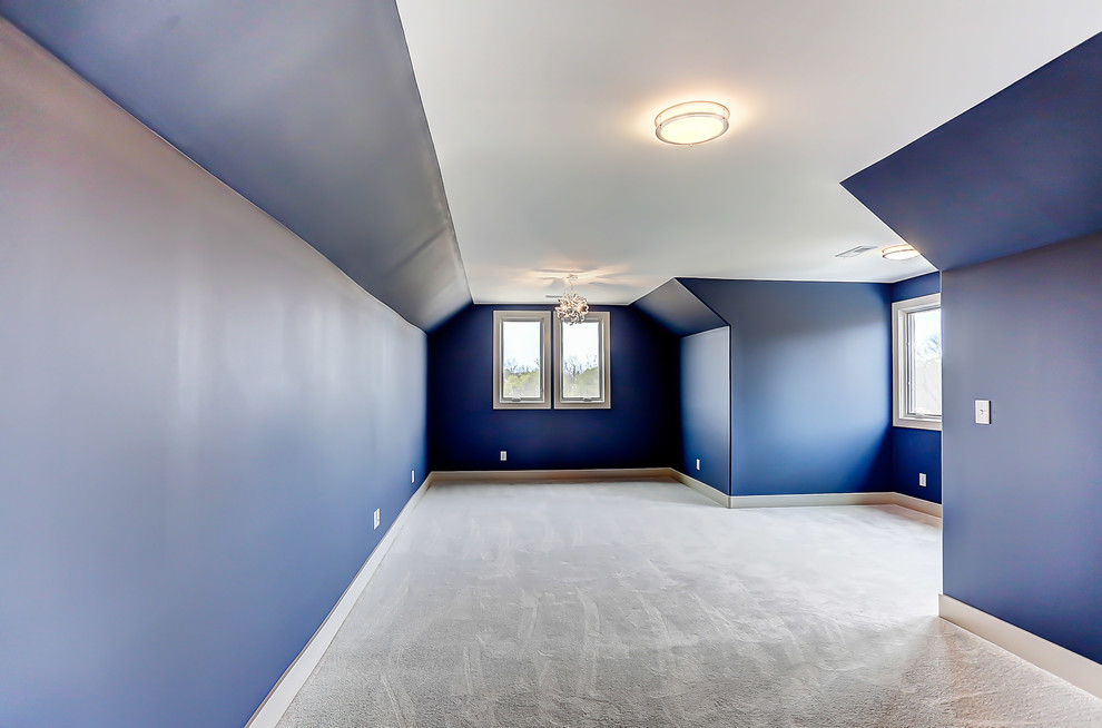 Inspiration pour une chambre minimaliste de taille moyenne avec un mur bleu, aucune cheminée et un sol beige.