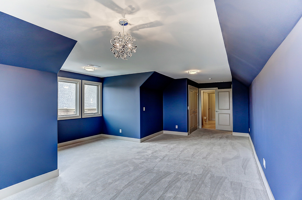 Пример оригинального дизайна: хозяйская спальня среднего размера в стиле модернизм с синими стенами, ковровым покрытием и бежевым полом без камина