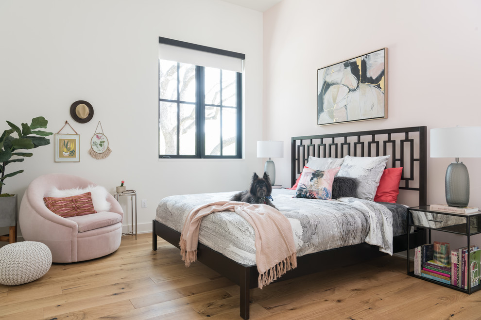 Diseño de dormitorio campestre con paredes rosas, suelo de madera clara y suelo beige