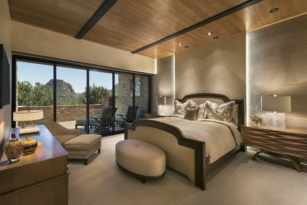 Imagen de habitación de invitados de estilo americano grande sin chimenea con paredes beige y moqueta