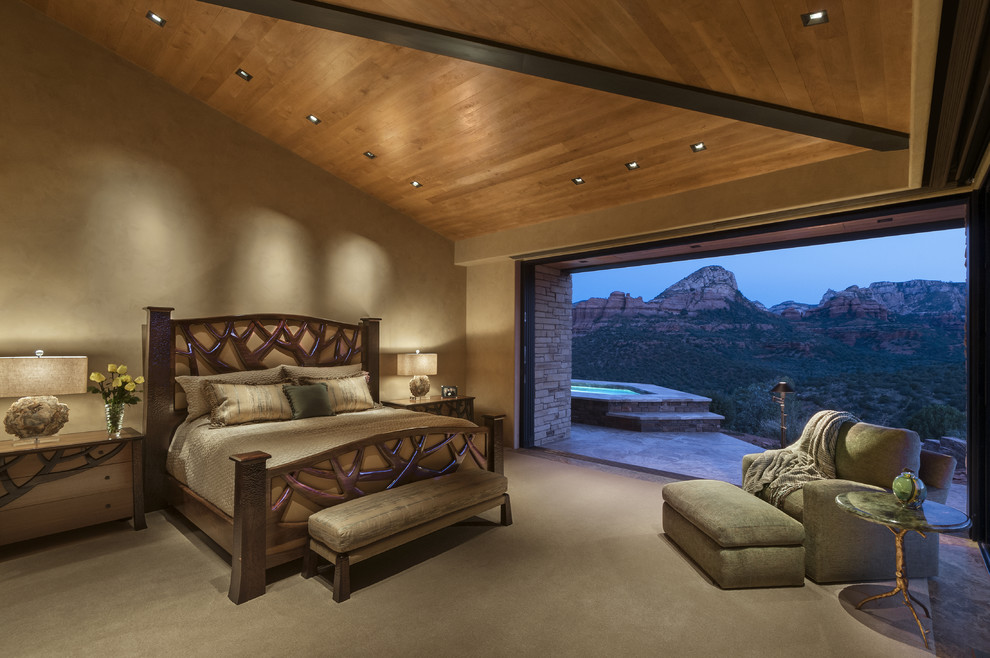 Идея дизайна: большая гостевая спальня (комната для гостей) в стиле фьюжн с бежевыми стенами и ковровым покрытием без камина