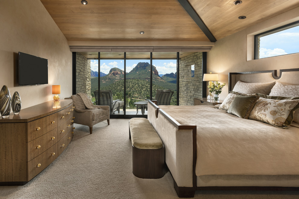 Diseño de dormitorio principal de estilo americano de tamaño medio sin chimenea con paredes beige y moqueta