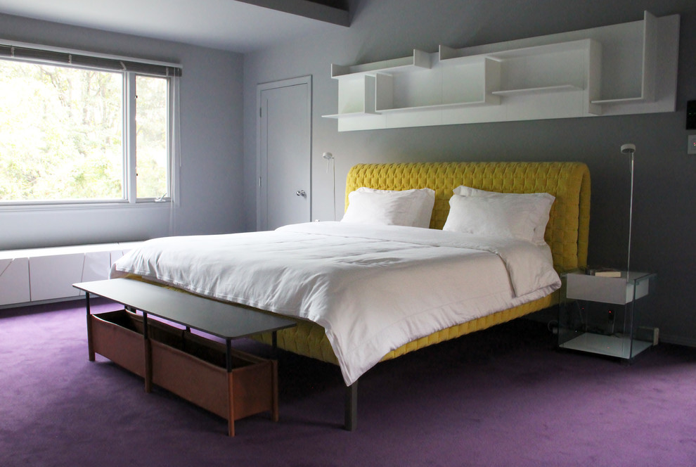 Idee per una camera matrimoniale minimalista di medie dimensioni con pareti grigie, moquette e pavimento viola