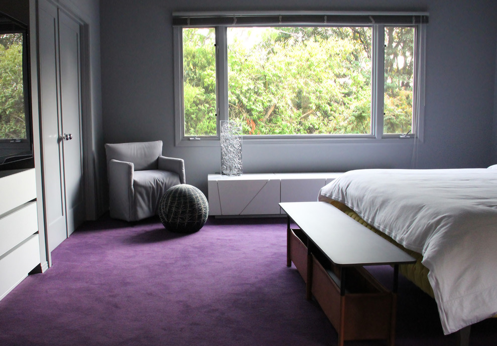 На фото: хозяйская спальня среднего размера в стиле модернизм с серыми стенами, ковровым покрытием и фиолетовым полом