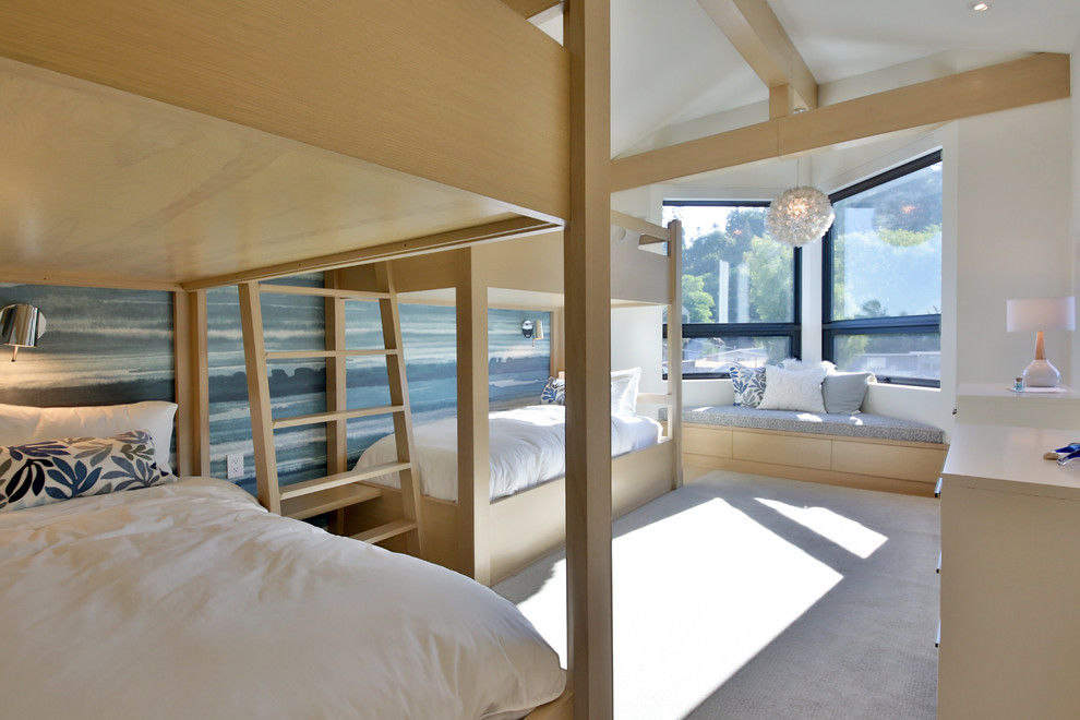 На фото: большая гостевая спальня (комната для гостей) в стиле модернизм с белыми стенами, светлым паркетным полом и бежевым полом без камина с