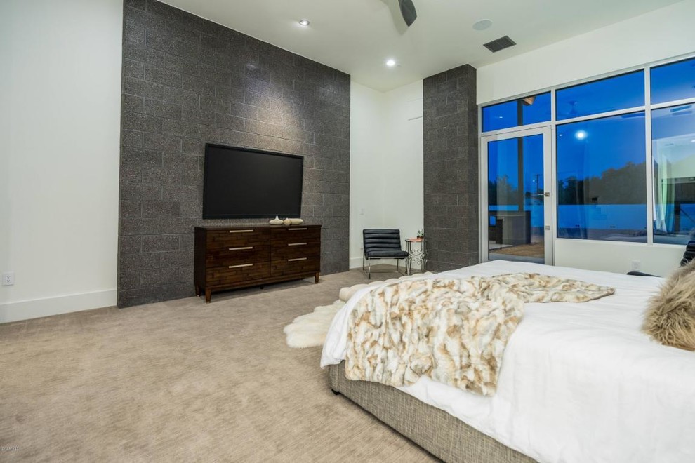 Diseño de dormitorio minimalista extra grande sin chimenea con paredes azules, suelo de baldosas de porcelana y suelo gris