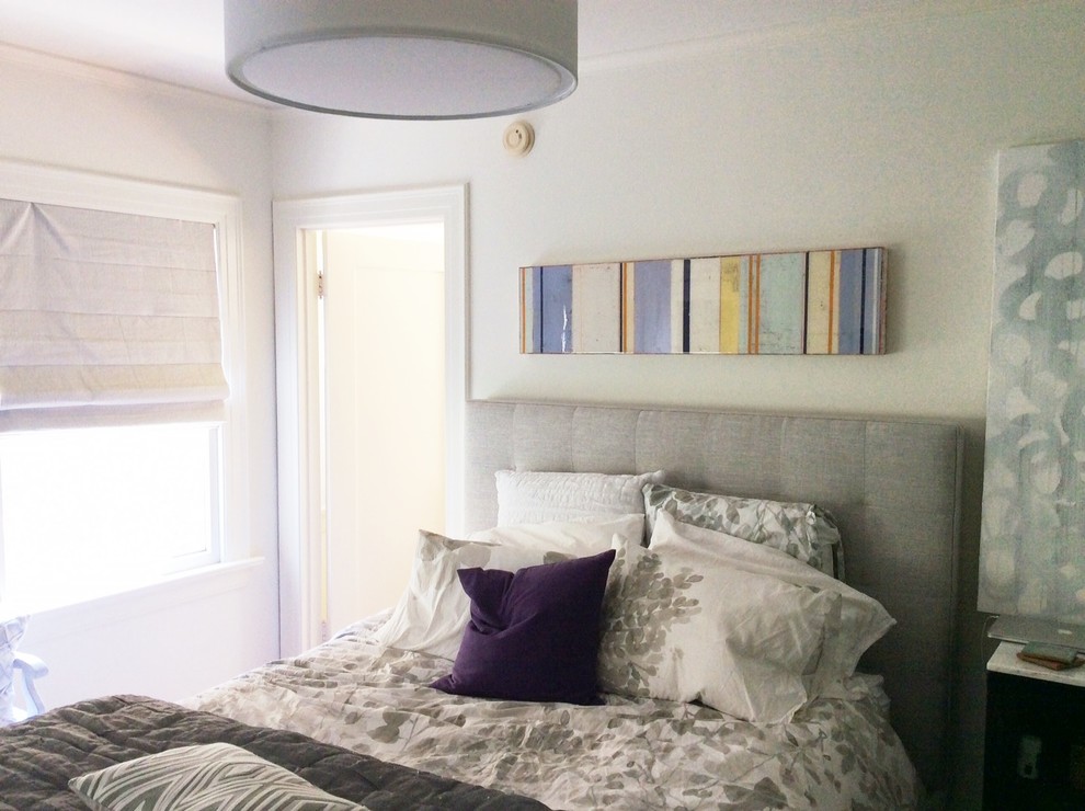 Kleines Modernes Hauptschlafzimmer mit weißer Wandfarbe und hellem Holzboden in Los Angeles
