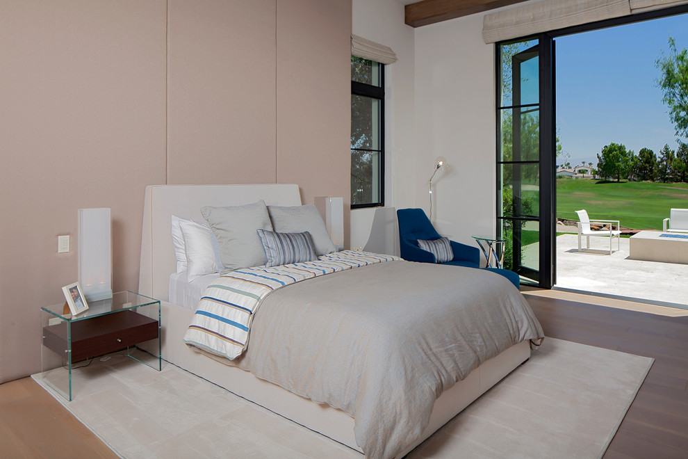 Modelo de dormitorio principal contemporáneo grande sin chimenea con paredes beige, moqueta, marco de chimenea de baldosas y/o azulejos, suelo marrón y panelado