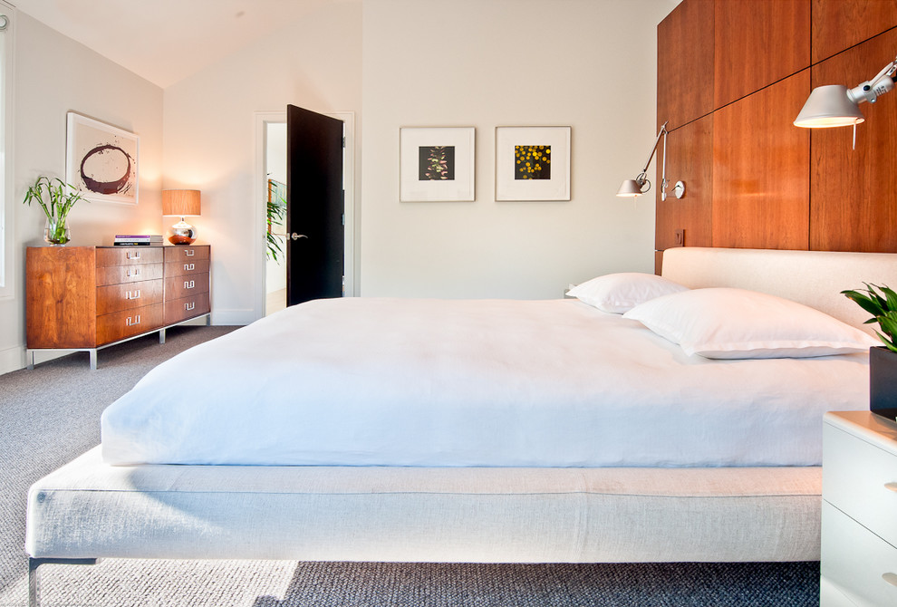 ロサンゼルスにある広いコンテンポラリースタイルのおしゃれな主寝室 (白い壁、カーペット敷き) のインテリア