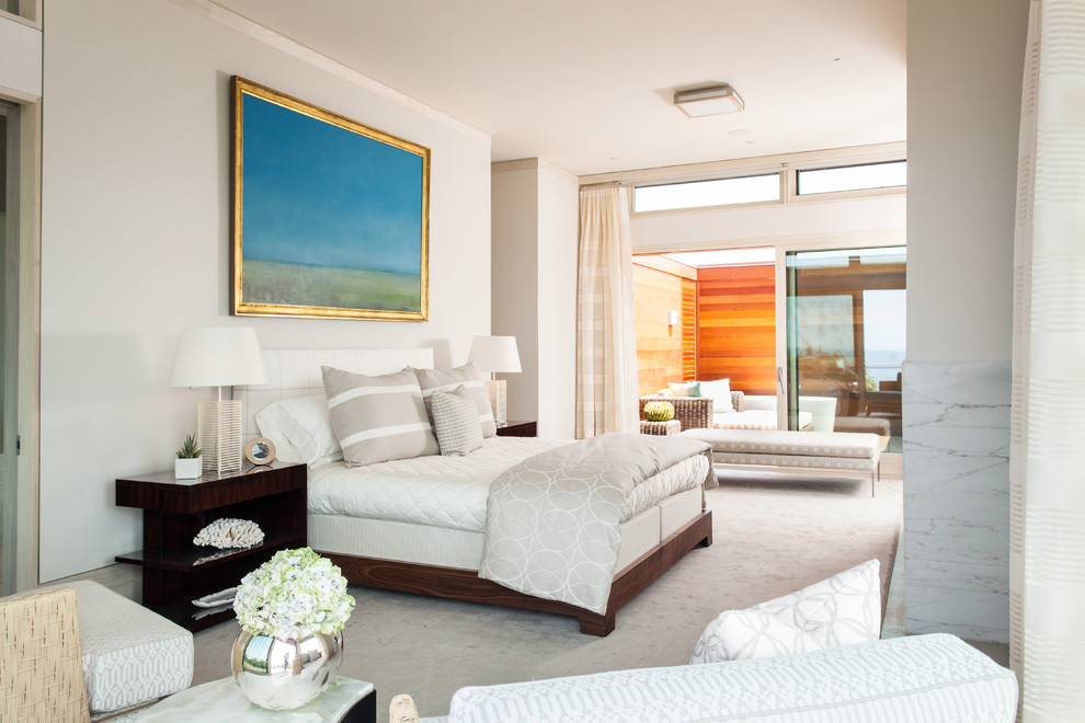 Стильный дизайн: большая хозяйская спальня в современном стиле с белыми стенами и ковровым покрытием - последний тренд