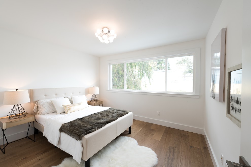 Esempio di una camera matrimoniale moderna di medie dimensioni con pareti bianche, pavimento in legno massello medio e pavimento marrone