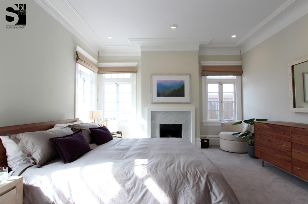 Diseño de dormitorio principal contemporáneo grande con paredes beige, moqueta, todas las chimeneas, marco de chimenea de baldosas y/o azulejos y suelo beige