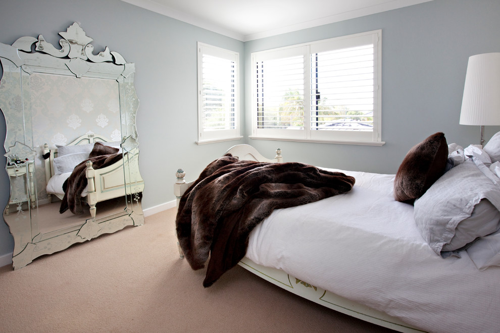 Exemple d'une chambre avec moquette romantique de taille moyenne avec un mur vert, aucune cheminée et un sol beige.