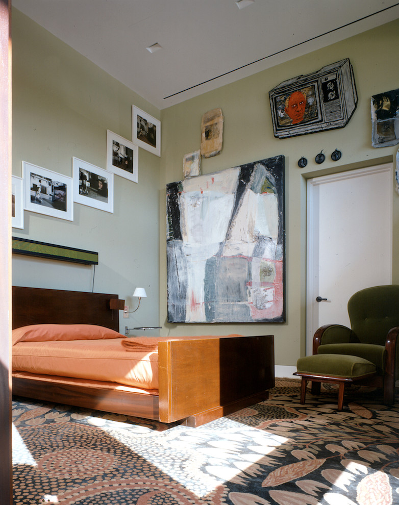 Пример оригинального дизайна: спальня в стиле модернизм с серыми стенами и ковровым покрытием