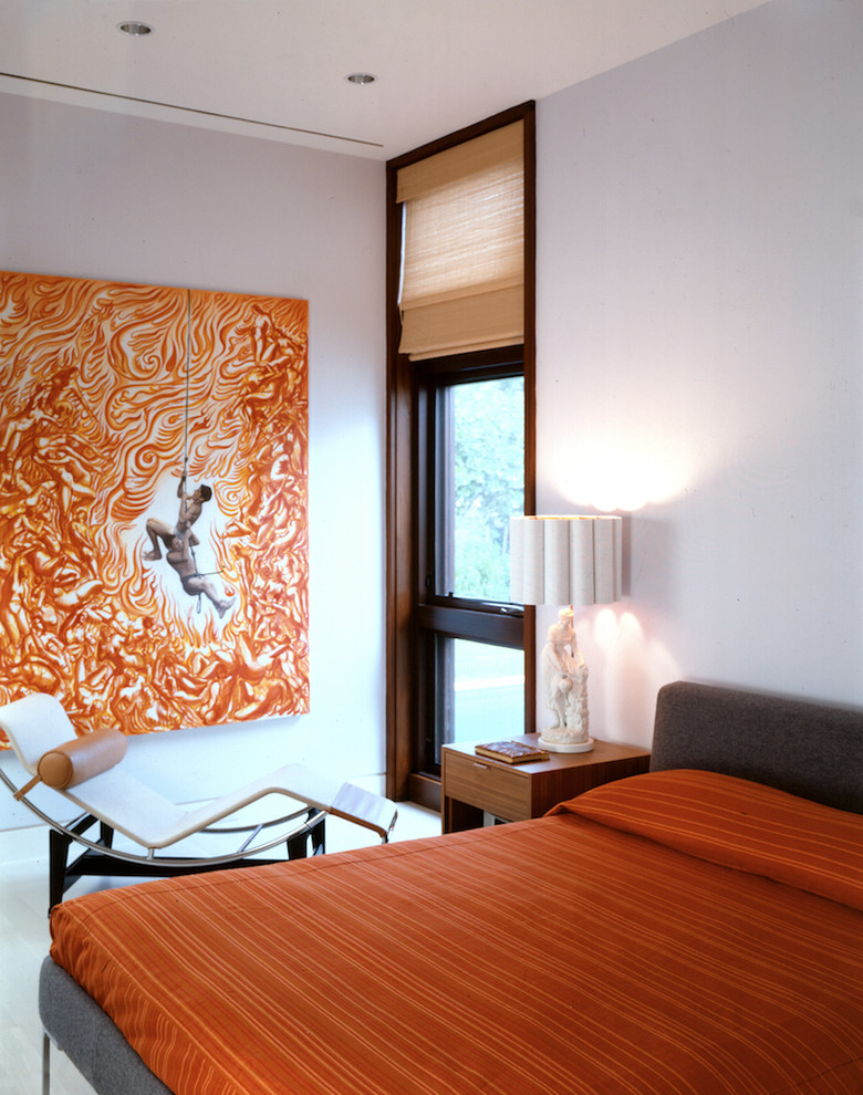 Immagine di una camera da letto moderna con pareti bianche